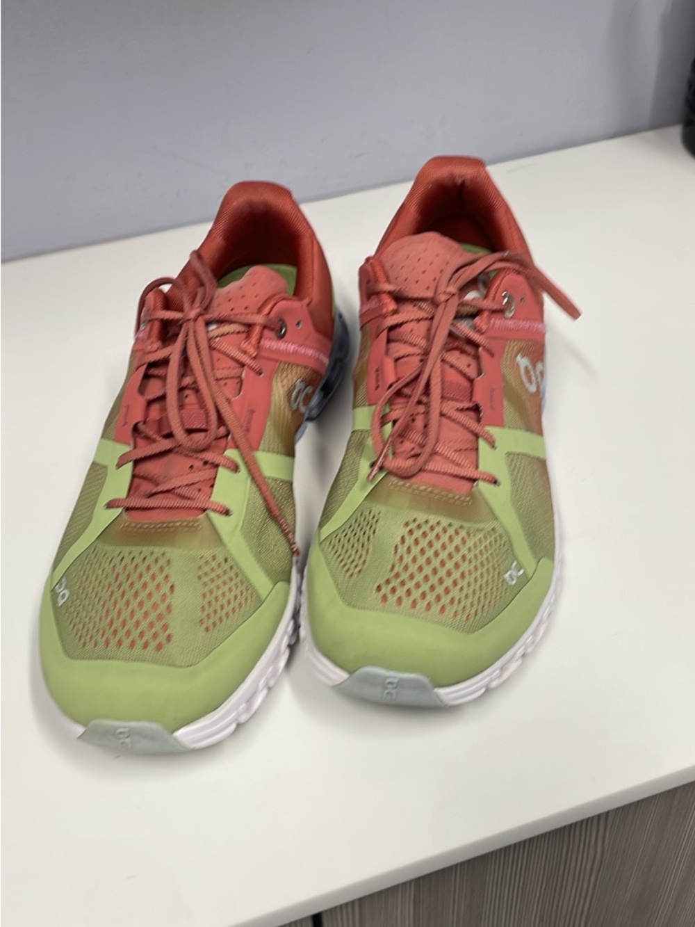 ON CLOUDFLOW V2 women's running shoe in the Guava / Dust Rose colorway. Sz 9